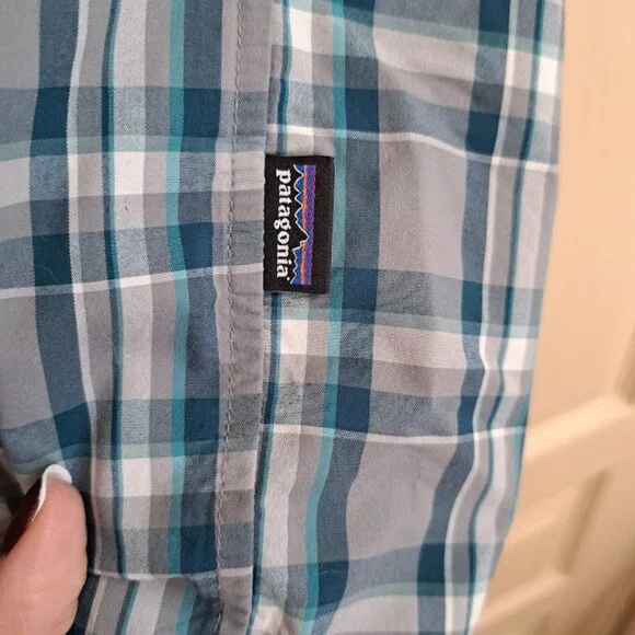 Patagonia Men's Medium Plaid button down shirt Short sleeve blue and grey - Picture 3 of 4